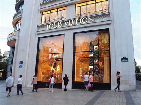 shop Louis Vuitton outlet